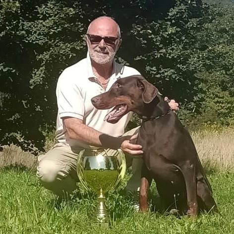 claudio andreoli con zefiro un bellissimo dobermann
